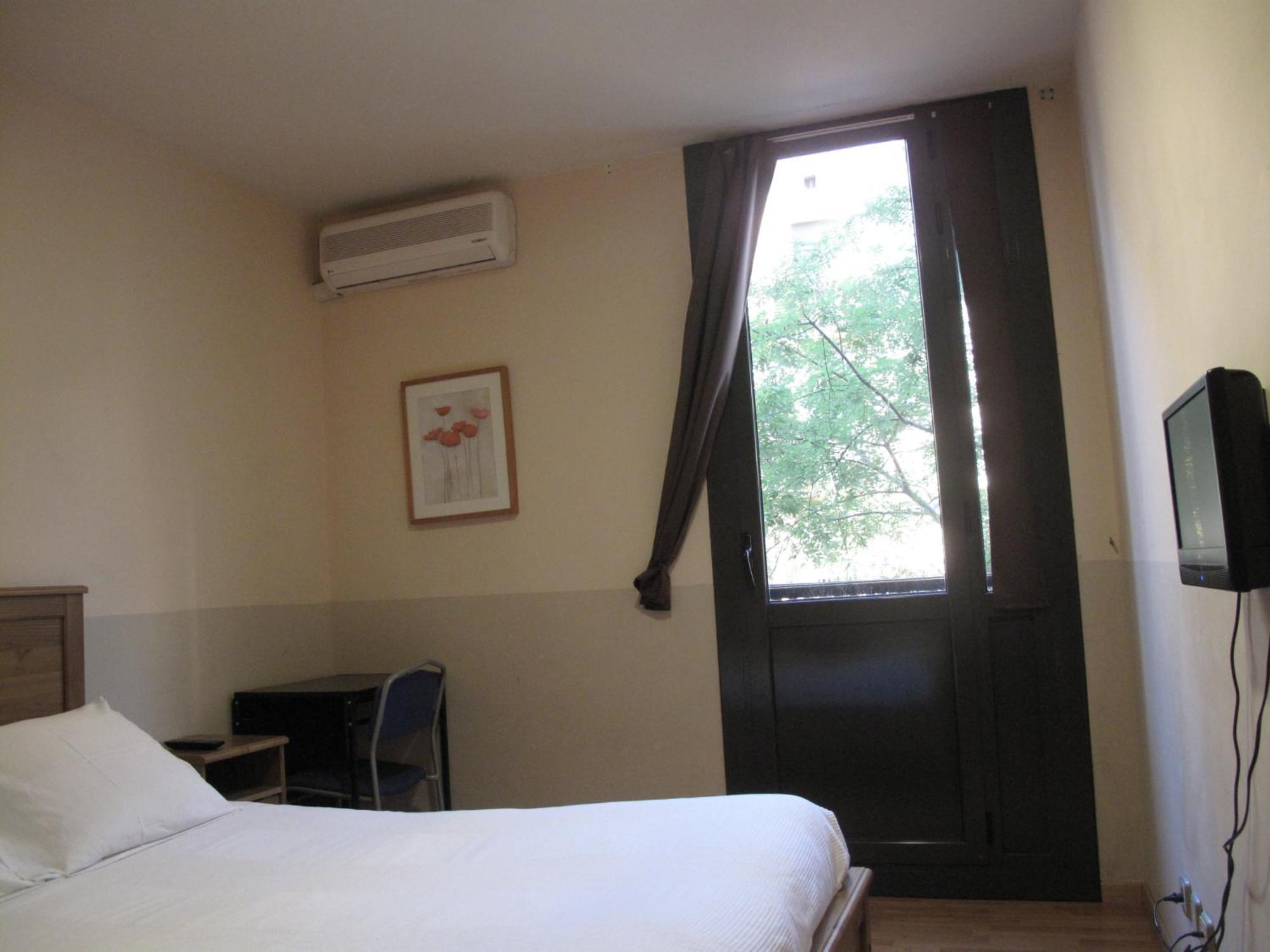 Hostal Lk Barcelona — Photos 1
